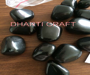 Black pebbles polish shine